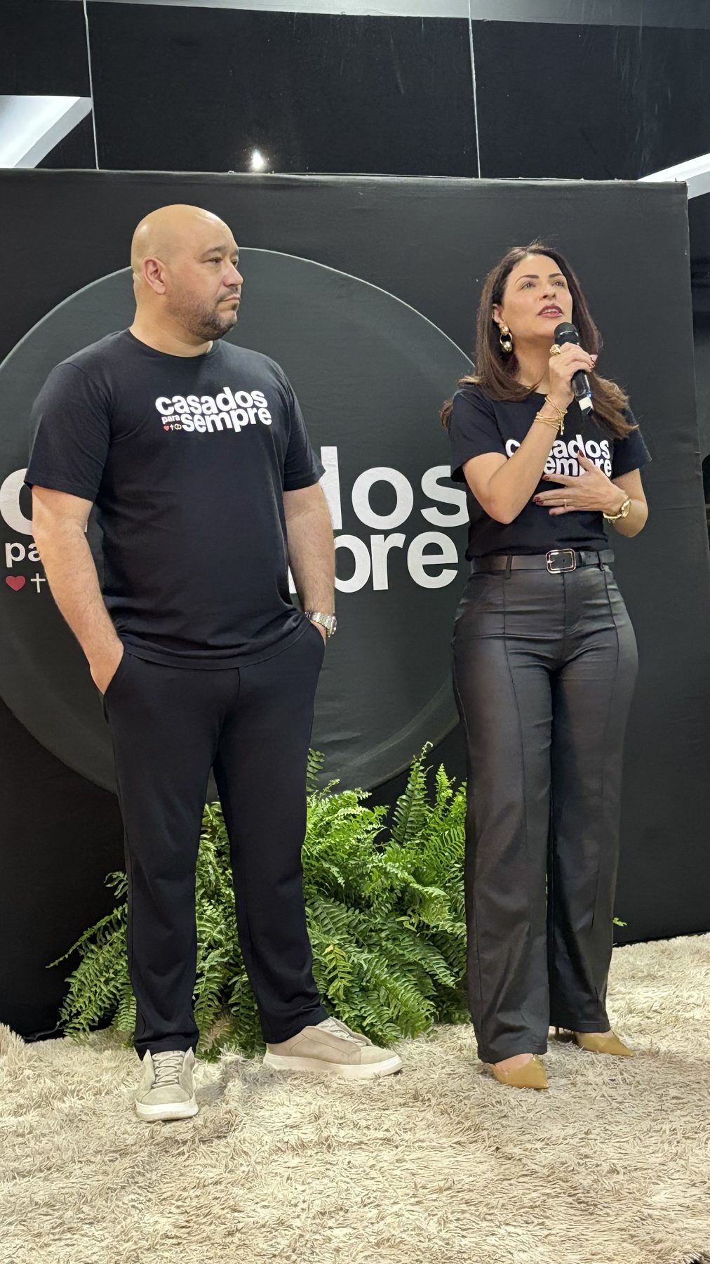 Cinara e Pablo palestrando para casais