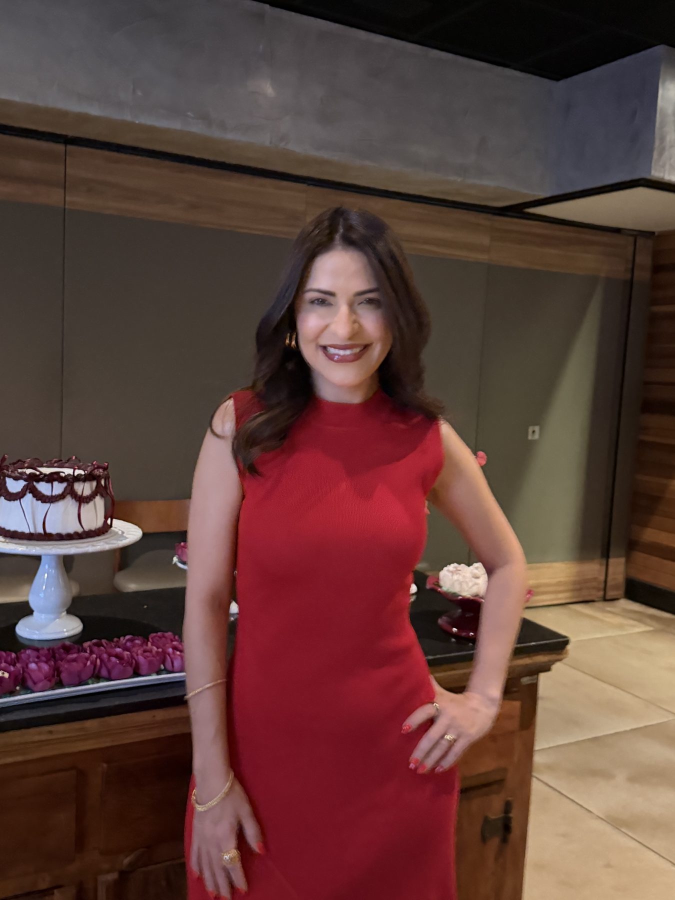 Cinara Guimarães sorrindo, de vestido vermelho