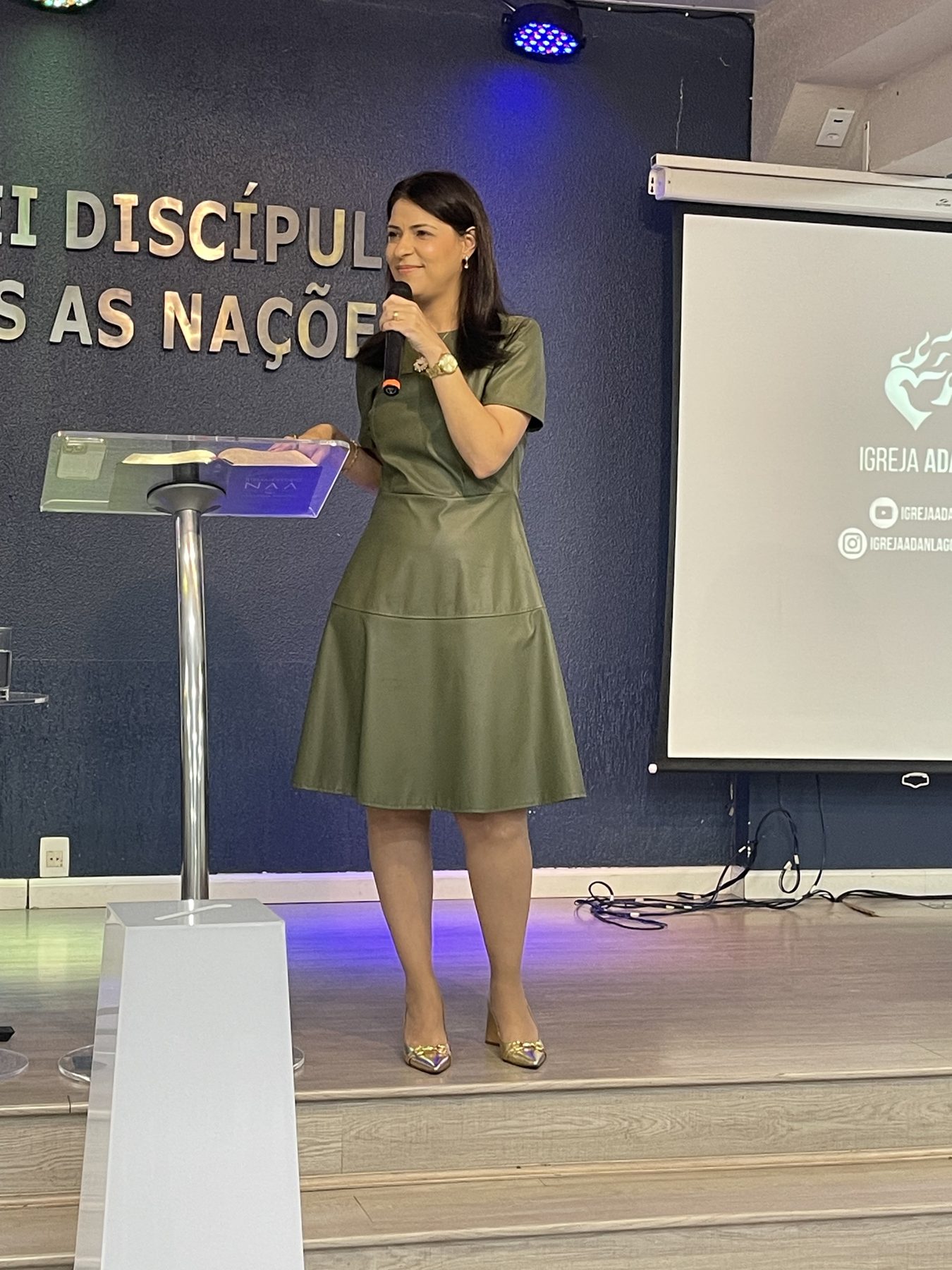 Cinara Guimarães palestrando para mulheres
